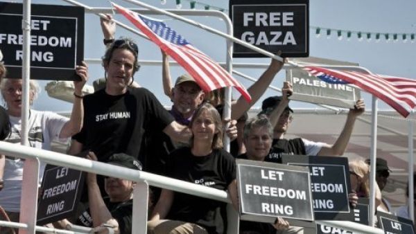ركاب احدى السفن المشاركة في اسطول المساعدات الى غزة، يتظاهرون في مرفأ بيريوس اليوناني 
