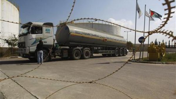 شاحنة وقود تصل محطة طاقة في وسط قطاع غزة
