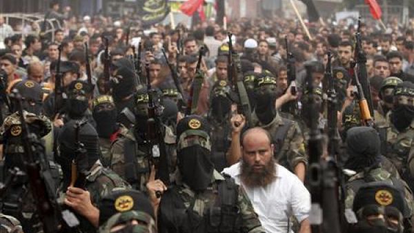 عناصر من حركة الجهاد يشاركون في جنازة زملاء لهم في خان يونس جنوب قطاع غزة يوم الأحد