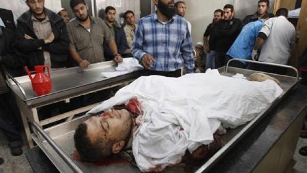 جثمان فلسطيني استشهد في غارة جوية إسرائيلية في رفح يوم السبت
