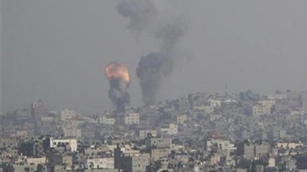 انفجار ودخان بعد غارة اسرائيلية على غزة يوم الخميس