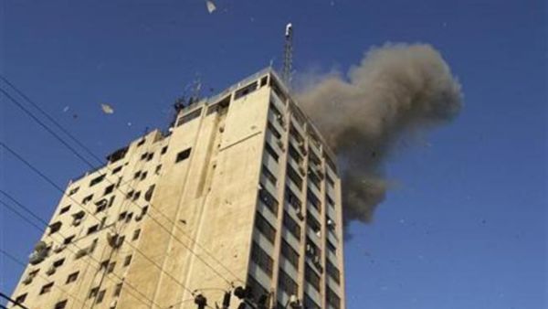 دخان يتصاعد من بناية تضم مكاتب لوسائل الإعلام في غزة بعد غارة اسرائيلية
