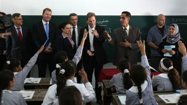 الوزير الالماني يزور احدى المدارس- الفرنسية-