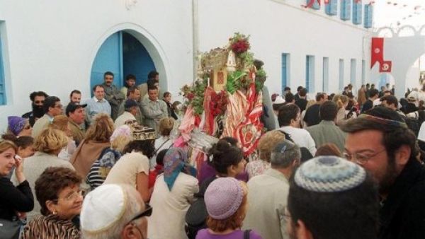 حجاج يهود امام كنيس في جربة
 حجاج يهود امام كنيس في جربة