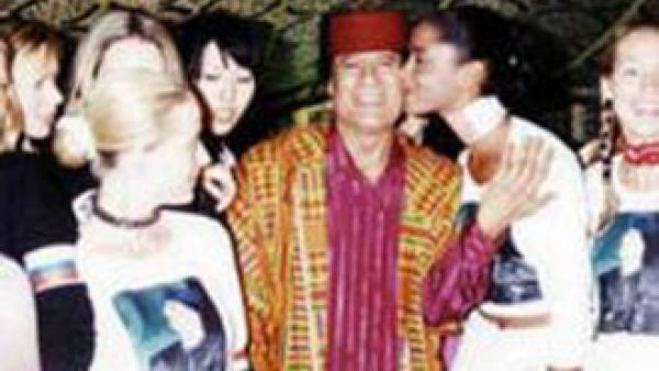 العقيد محاط بطاقم ممرضات اكراني 