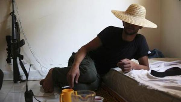 مقاتل من الجيش السوري الحر المعارض في حي جوبر في دمشق
