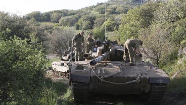 جنود اسرائيليون على ظهر دبابة قرب خط وقف اطلاق النار بين اسرائيل وسوريا في الجولان