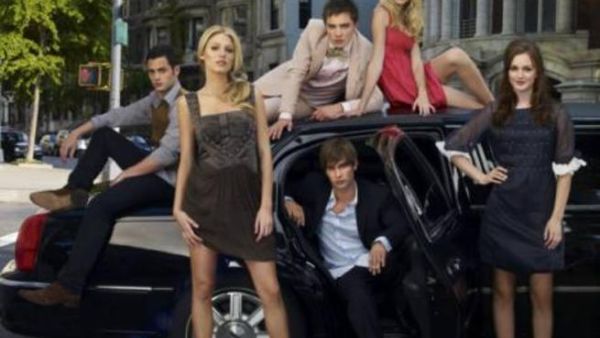 Gossip Girl Pictured: Backrow (l-r): Penn Badgley, Ed Westwick, Taylor Momsen. Front row (l-r): Blake Lively, Chace Crawford, Leighton Meester Photo Credit: Andrew Eccles / The CW © 2007 The CW Network, LLC. All Rights Reserved.