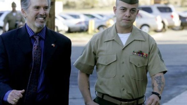 السرجنت الاميركي فرانك ووتريتش يصل الى المحكمة مع محاميه 
