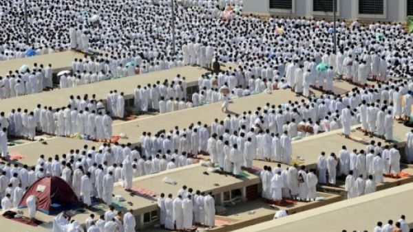 حجاج يشاركون في صلاة الظهر السبت بالقرب من جبل عرفات

