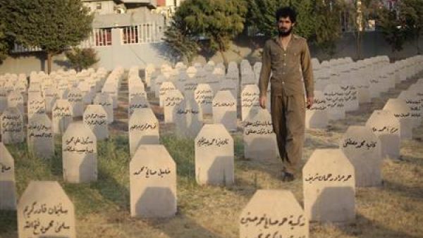 كردي يقف في مقبرة لضحايا هجوم حلبجة