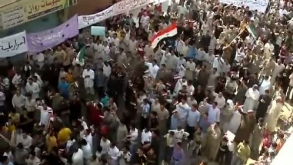 لقطة عن فيديو بثه ناشطون على موقع يوتيوب يشير الى تظاهرة ضد النظام السوري في حماة
