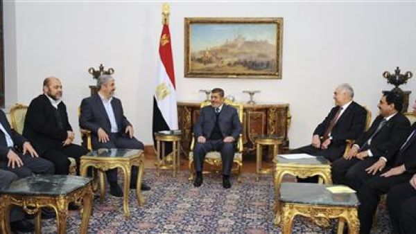 الرئيس المصري محمد مرسي خلال اجتماعه مع وفد حركة حماس في القاهرة
