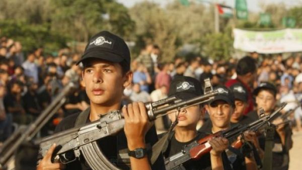 حفل في نهاية مخيم صيفي عسكري لغزة في حماس
