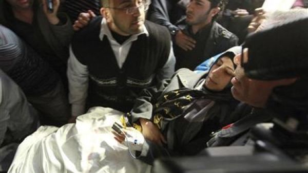 مسعفون فلسطينيون يحملون هناء الشلبي الى مستشفى الشفاء في غزة 
