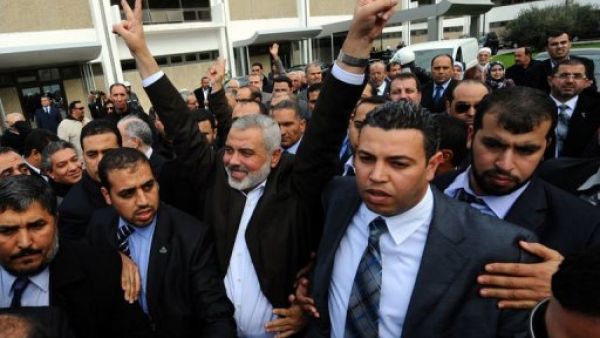 رئيس حكومة حماس اسماعيل هنية يحيي مؤيديه عند وصوله الى تونس
