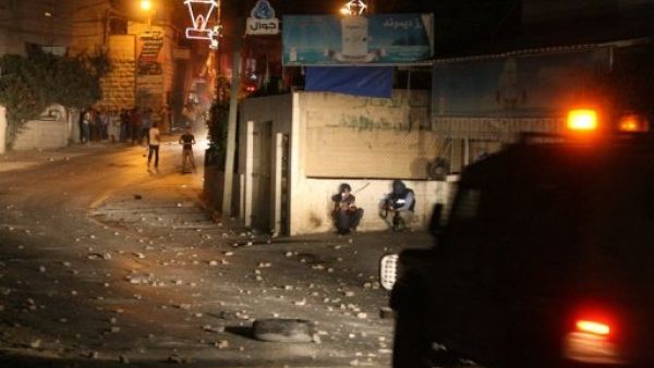 جيب للجيش الاسرائيلي اثناء مروره في شوارع مدينة الخليل بالضفة الغربية