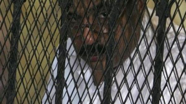 هشام طلعت مصطفى في قفص الاتهام في محكمة بالقاهر
