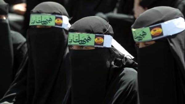 نساء يمنيات مناصرات للحوثيين خلال احياء عاشوراء في 14 نوفمبر 2013 
