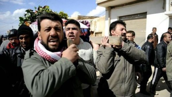 سوريون يشيعون جنازة رجل قتل اثر اصابته بشظايا في القصير (15 كلم عن حمص) 
