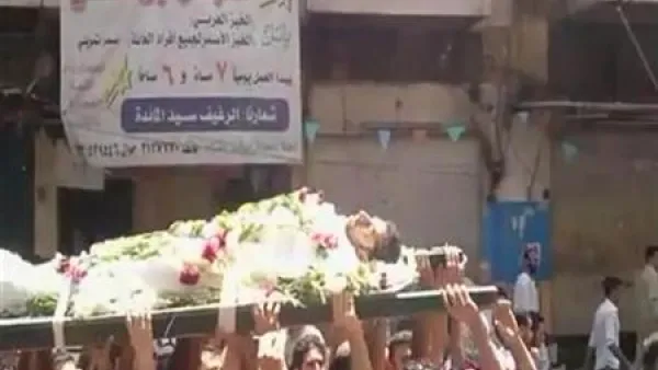 متظاهرون يحملون جثة متظاهر قتل في حمص