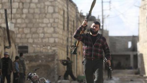 مقاتل من الجيش السوري الحر خلال اشتباكات في حلب يوم الثلاثاء
