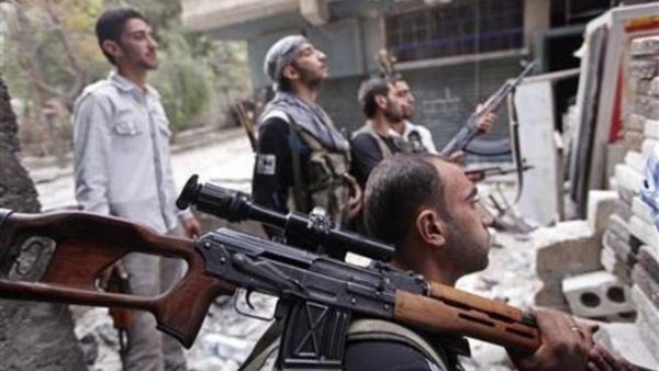 عناصر من الجيش السوري الحر تقاتل في مدينة حلب