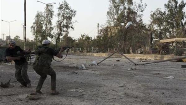 مقاتلو الجيش السوري الحر يردون على اطلاق نار لما يقول نشطاء انها اشتباكات بين الجيش السوري الحر والقوات الموالية للرئيس بشار الاسد في دير الزور
