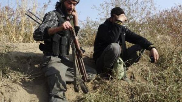 ارشيف/ مقاتلان من الجيش السوري الحر