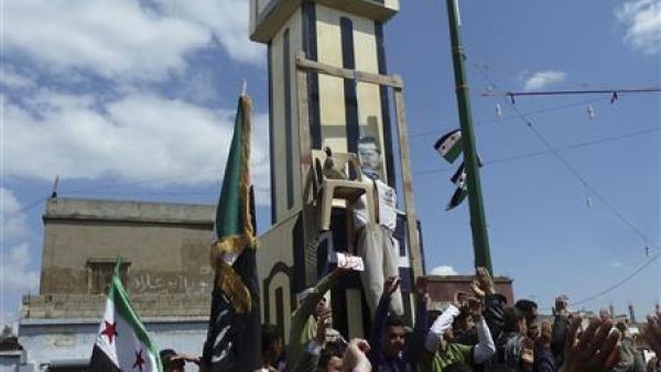 متظاهرون ينددون بالرئيس السوري بشار الاسد في كفر انبل بالقرب من ادلب
 متظاهرون ينددون بالرئيس السوري بشار الاسد في كفر انبل بالقرب من ادلب