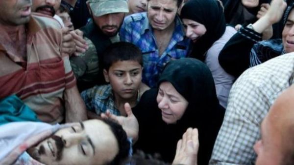 اقارب محمد احمد رحيم يشيعونه في احدى قرى ادلب بعد ان قتل برصاص قناص خلال تظاهرة ضد النظام
