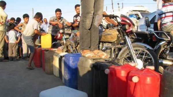 اناس يصطفون لشراء وقود قرب ادلب
