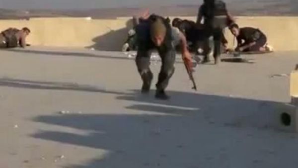 لقطة من فيديو بثه ناشطون على موقع يوتيوب يظهر مقاتلين من الجيش السوري الحر في ادلب 
