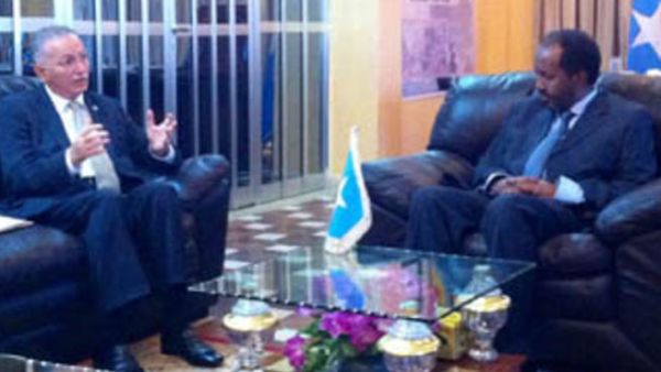 إحسان أوغلى يلتقي الرئيس الصومالي في مقديشيو