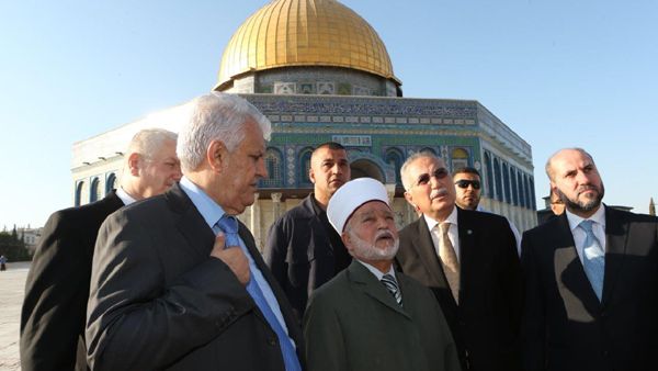 خلال زيارة البروفسور اوغلي للحرم القدسي الشريف