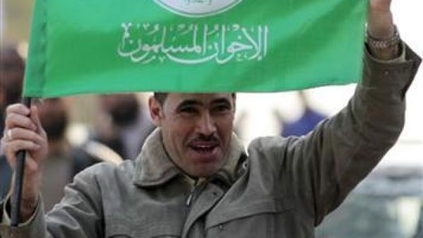 احد أنصار الاخوان المسلمين يرفع علم الجماعة أثناء مسيرة في القاهرة 
