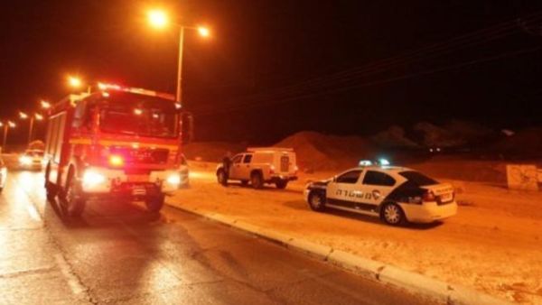 سيارات الاطفاء والشرطة في موقع سقوط الصاروخين الفترضين في ايلات 