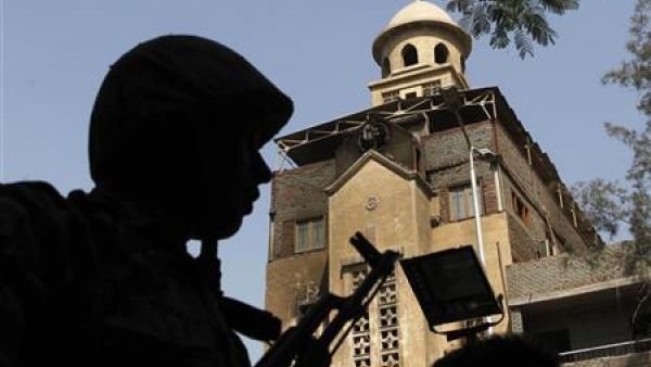 جندي في نوبة حراسة امام الكنيسة في امبابة