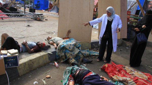 عدد من انصار مرسي ممددون على الارض بعد اصابتهم خلال فض قوات الامن لاعتصامهم في رابعة العدوية