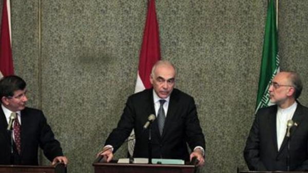 وزراء خارجية تركيا احمد داود أوغلو (يسارا) ومصر محمد كامل عمرو (في الوسط) وإيران علي أكبر صالحي في القاهرة
