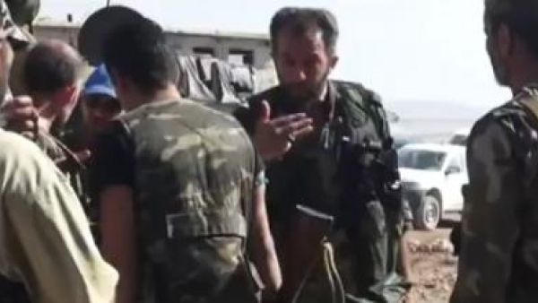 لقطة من فيديو تظهر عسكريا إيرانيا مع جنود سوريين