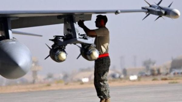 جندي اميركي يجهز مقاتلة من طراز اف-16 في قاعدة بلد في العراق
