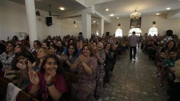 مسيحيون يحضرون قداس عيد القيامة في كنيسة ببغداد يوم الاحد.
