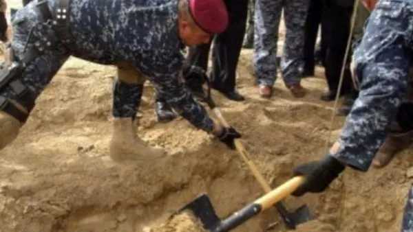 صورة من الارشيف لجنود عراقيين ينبشون موقعا لمقبرة جماعية في بعقوبة
