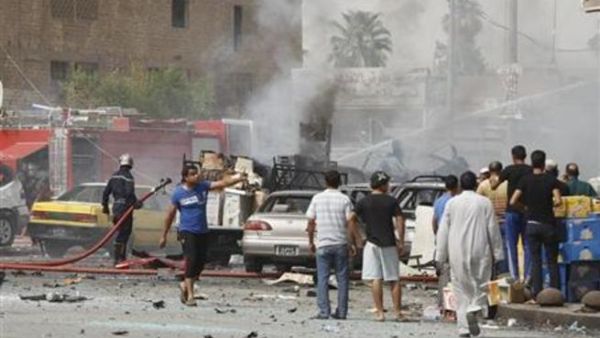 عراقيون في موقع هجوم بقنبلة في وسط بغداد
