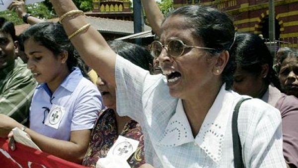 عمال المستشفيات في تظاهرة في كولومبو
