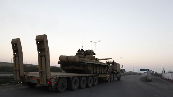 دبابة للجيش العراقي يجري نقلها الى الانبار
