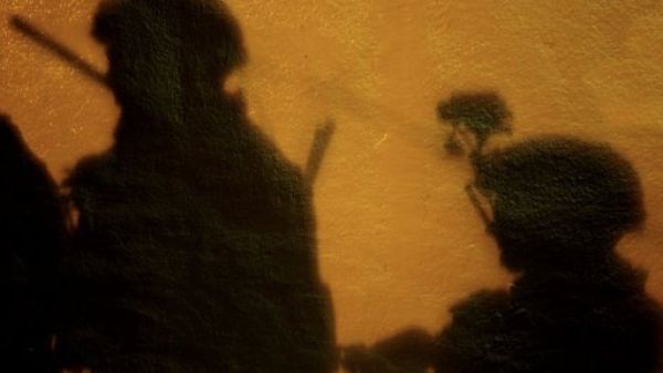 ظلال جنود اميركيين يقومون بدورية في العراق
