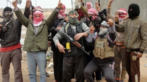 Local Iraqi tribesmen in Fallujah prepare to "battle the terrorists" (Sadam El Mehmedy/AFP)