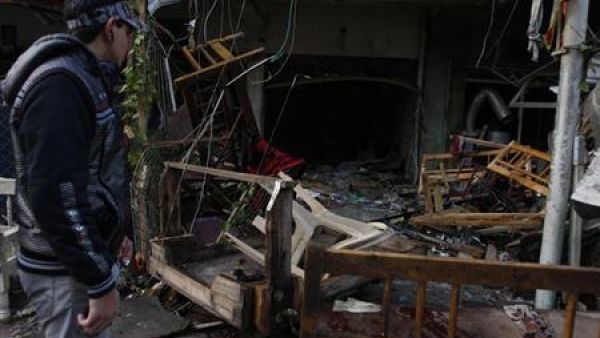 عراقي في موقع انفجار قنبلة ببغداد
